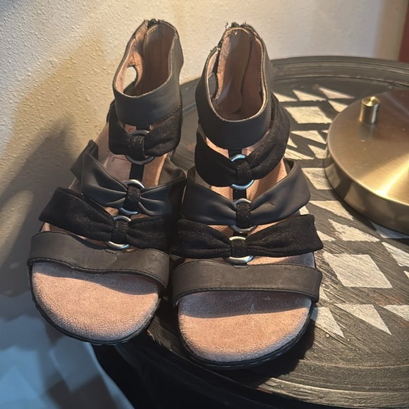 SOUL Naturalizer Black Sandals - Picture 2 of 12